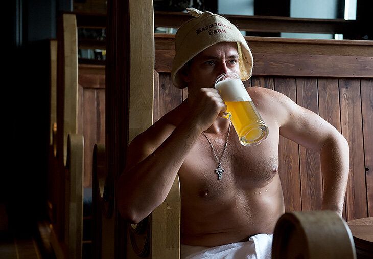 Толстые мужики пьют пиво и купаются с голыми тёлками