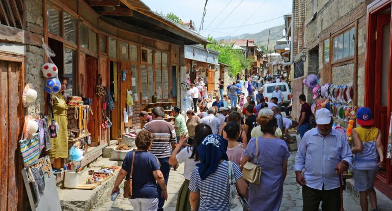  İsmayıllı rayon İcra hakimiyyəti başçısı Lahıc kənd sakinlərini saymır?