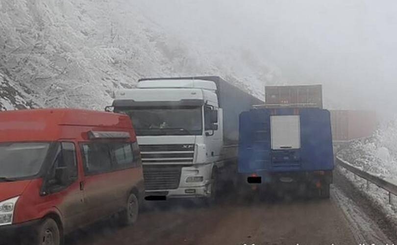  İrandan Ermənistana gedən sərnişin avtobusu Zəngəzurda PALÇIQDA QALDI – FOTO