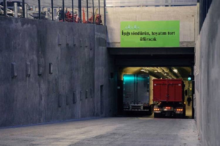  Tunelə “işığı söndürün, həyatım tort üfürəcək” pankartı asdı, həbs edildi – Bakıda qəribə hadisə