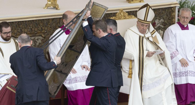  Vatikanda Papanın gözü qarşısında İsa Məsihin ikonu yerə düşdü…-FOTO+VİDEO