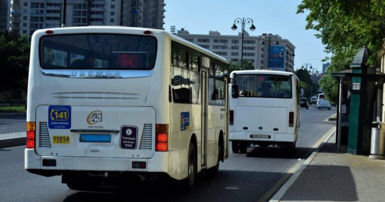  Bakıda avtobusda QƏRİBƏ GÖRÜNTÜ: gənc qız… – VİDEO