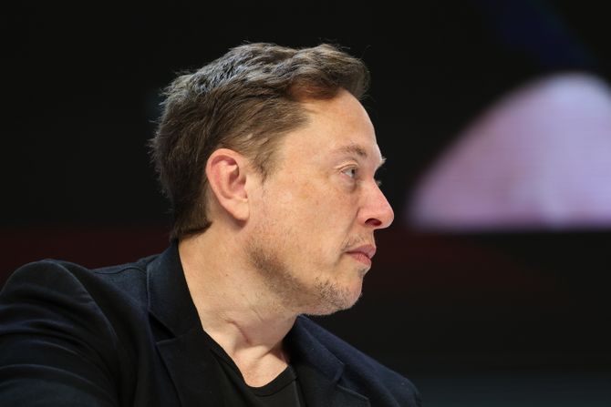  Elon Mask siyasətdən gedir, elə bilirdi siyasət asandır…