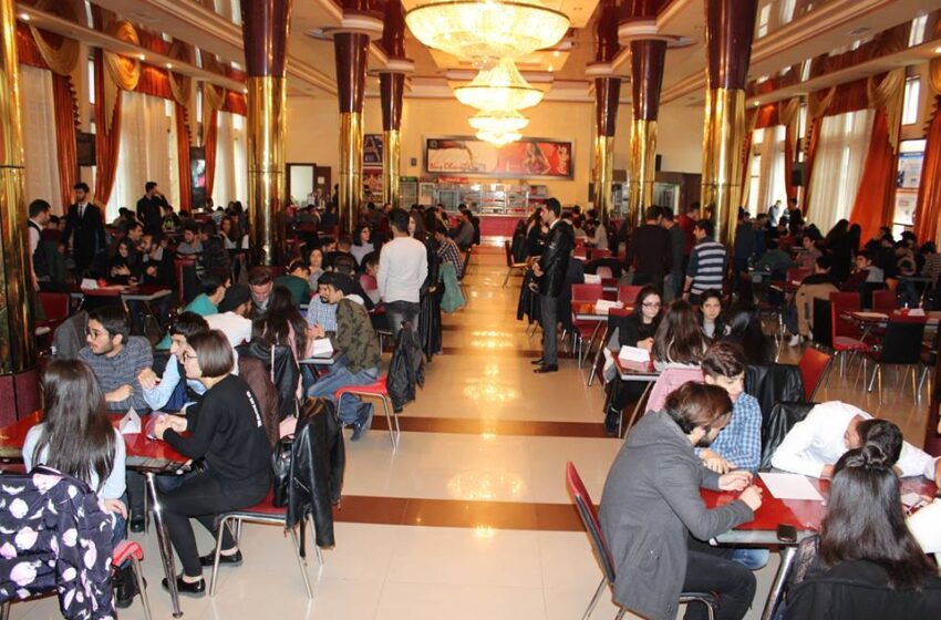 Auditoriyalarda boş, bufetlər isə doludur – Onlayn təhsilə keçidin vaxtıdır?